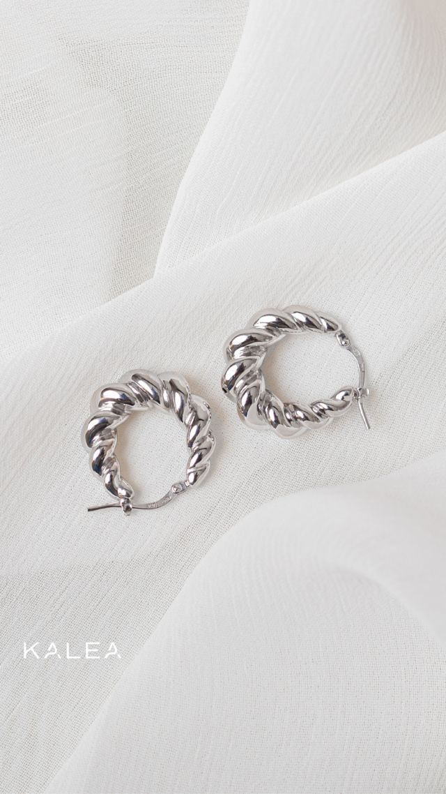 Sembrano semplici, ma hanno un design intrecciato che fa tutta la differenza ✨ scoprili sul sito! 

#kaleagioielli #gioielliargento #madeinitaly #orecchinicerchio