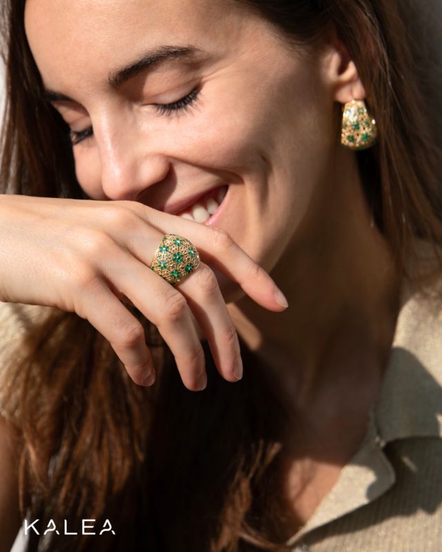 Mosaika Collection

1/3 – LA TRAMA
✨ Traforata, diamantata, rifinita a mano: è un mosaico di luce e geometrie.

 #gioielliargento #MadeInItaly #kaleagioielli #shoppingonline
