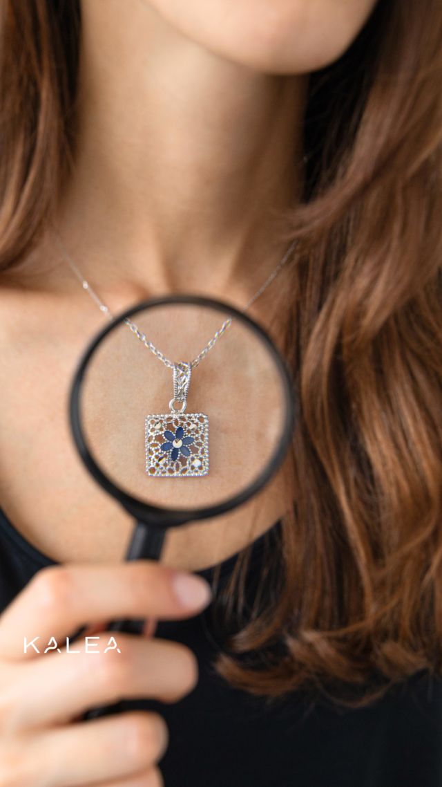 Mosaika Collection

2/3 – I FIORI
🌸 In smalto trasparente colorato, evocano la magia senza tempo dei vetri delle cattedrali.

#gioielliargento #MadeInItaly #kaleagioielli #shoppingonline